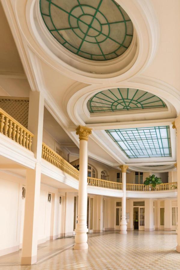 L Incomparable - International Palace ヴィシー エクステリア 写真
